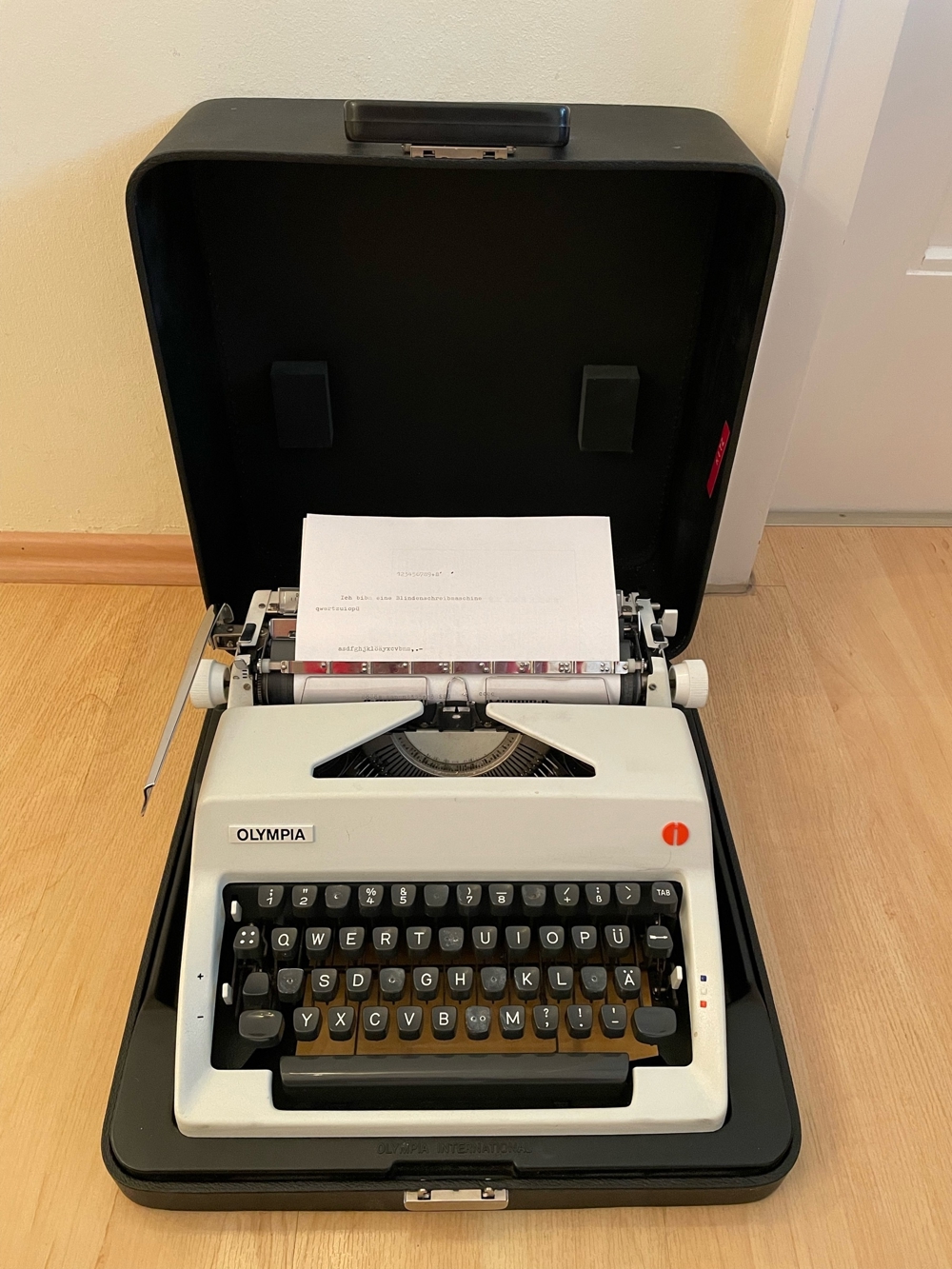 Blinden- Schreibmaschine Olympia im Koffer Topzustand 