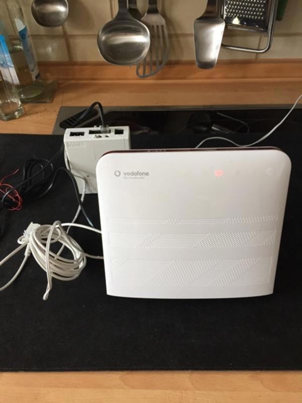 Vodafone Easy Box 802 mit Kabeln und Netzteil