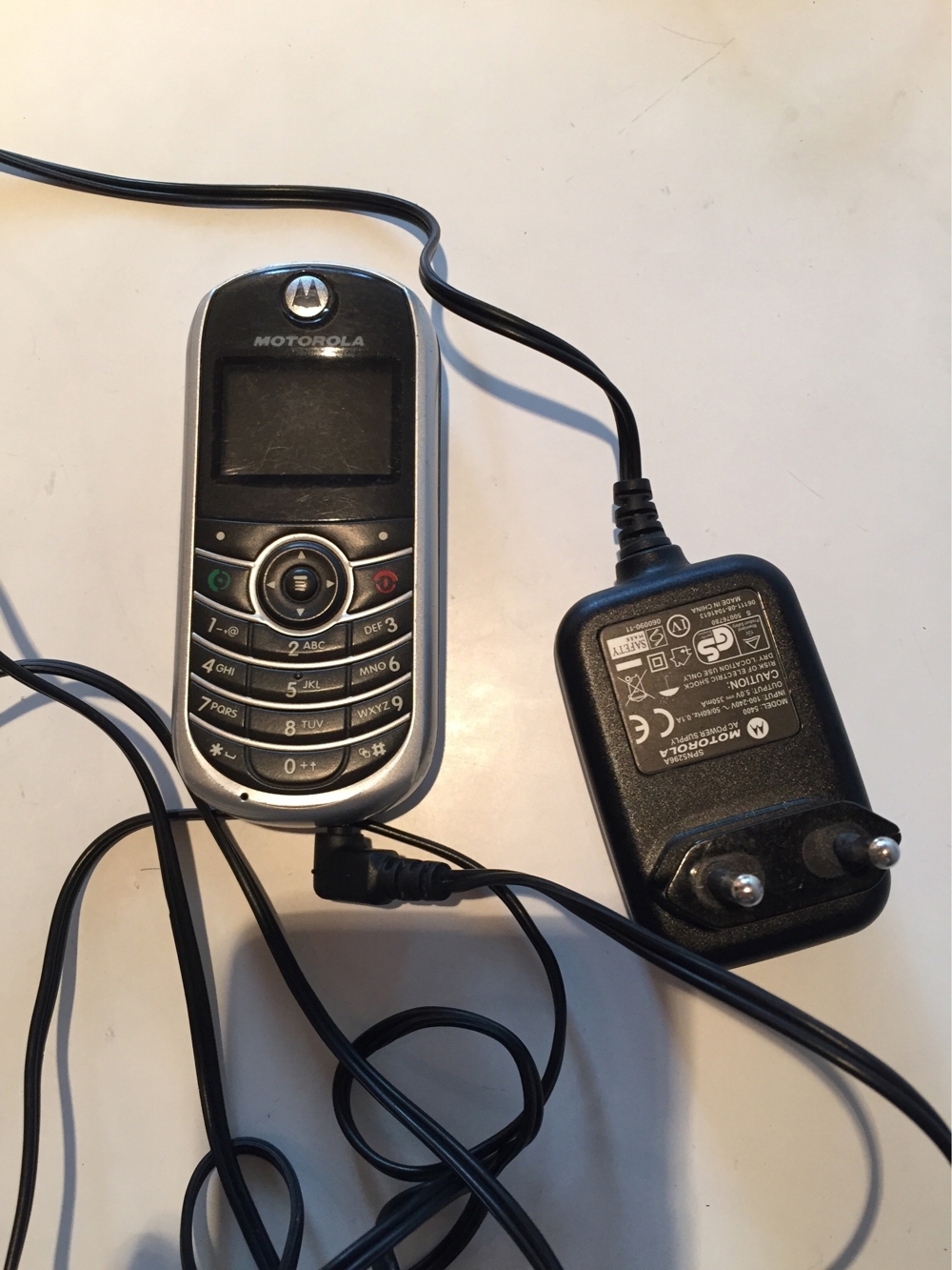 Motorola C139 mit Ladekabel