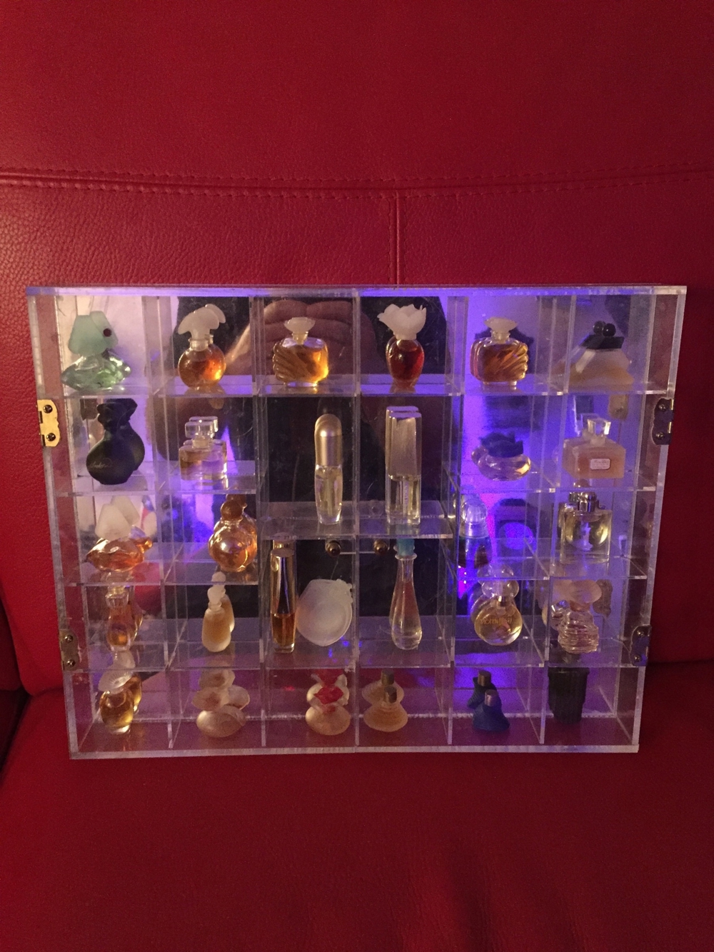 Setzkasten Plexiglas mit Flacon- Miniaturen 28 Stück