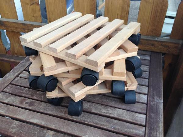 9x Stück 28x28cm Pflanzentrolley mit 4x Rollen aus Holz,