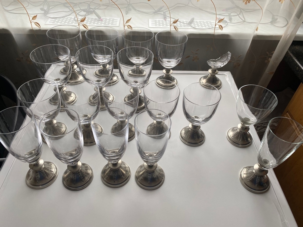 18x verschiedene Gläser mit Zinn Füßen, Glas, trinken, Haus, Wohnung, Gäste, Antiquität, ausgefallen
