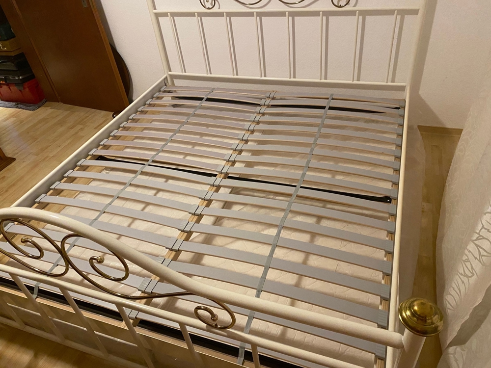 Wunderschönes Metall-Bett, 180x200cm, schlafen, müde, Haus, Wohnung, Gäste, Urlaub, 