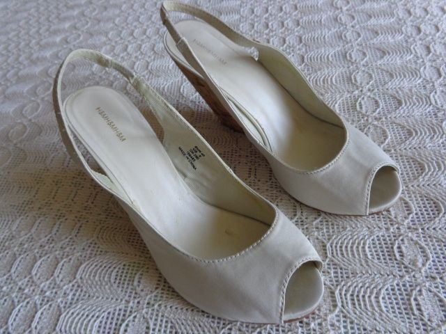 Damenschuhe Wedges Sandaletten beige bzw. creme, Gr. 40 mit Kork - Keilabsatz