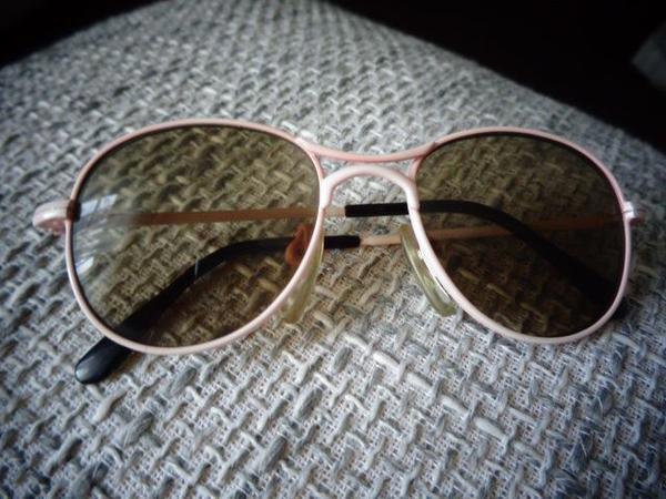Kinder - Sonnenbrille mit geschliffenem Glas rosa Gestell (vom Optiker)