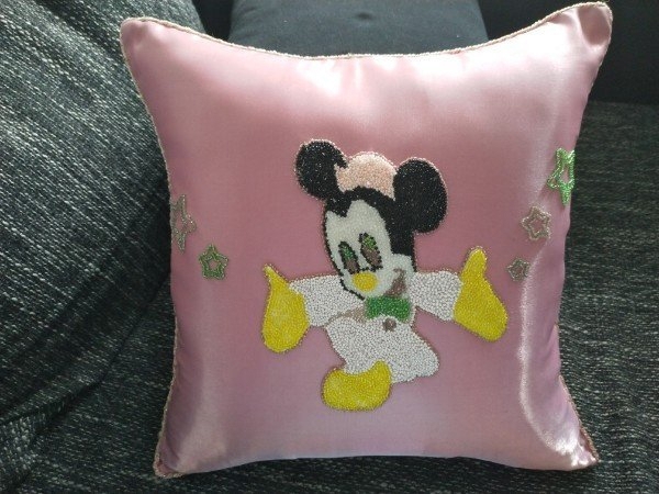 Einzelstück: hochwertiges Kissen mit Perlenmotiv "Minnie Maus" rosa aus Seide