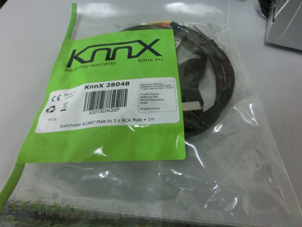 KnnX 28048  Umschaltbares SCART-Kabel  Euroconector Stecker auf 3 x Phono Stecker  Länge: 1,00M