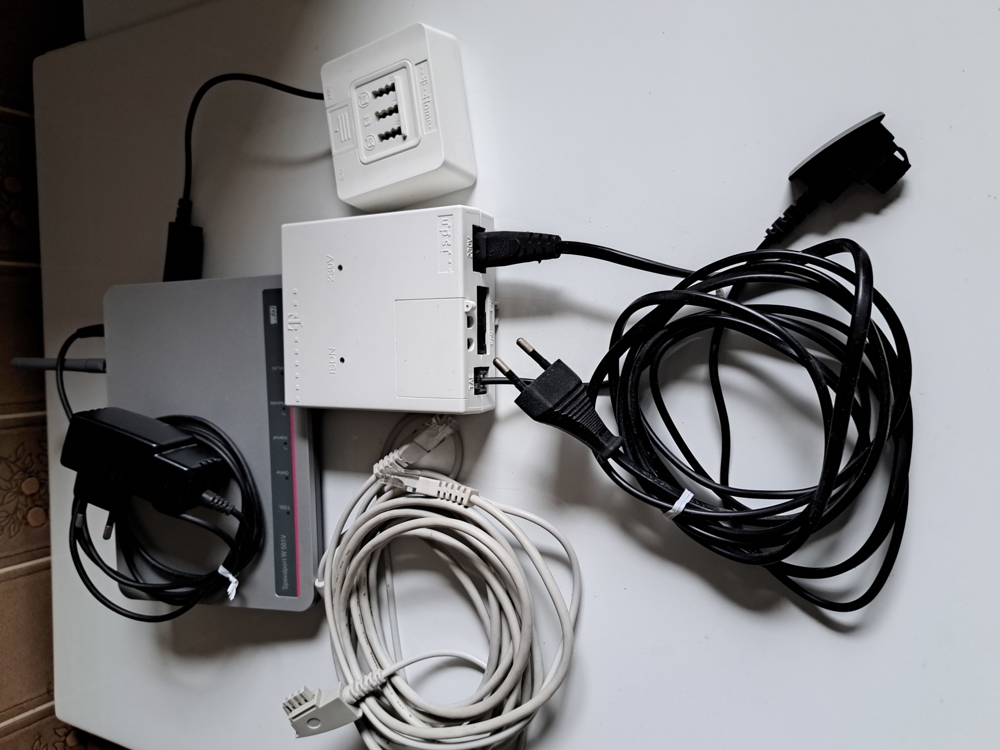 Gebrauchter Router, Splitter, ISDN-Box mit Zubehörkabeln