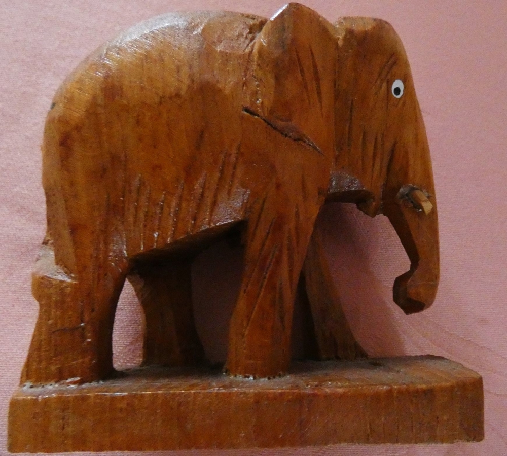 Elefant aus Holz / helles, leichtes Holz ca. 9 cm hoch / Dekoration