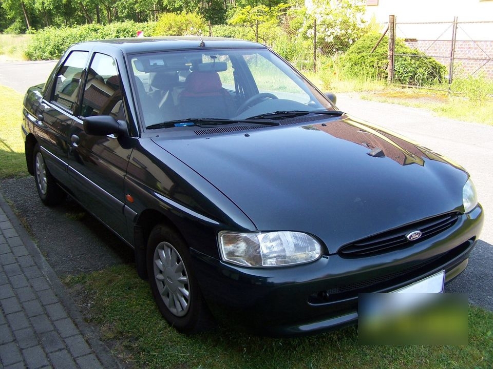 Ford Escort Flair 1,6i 16V Stufenheck 90 PS Bj. 1995 Ez. Januar 1996 74200 Km