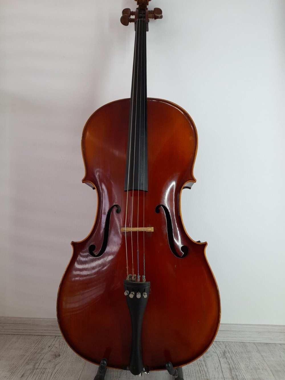 Schönes altes Cello