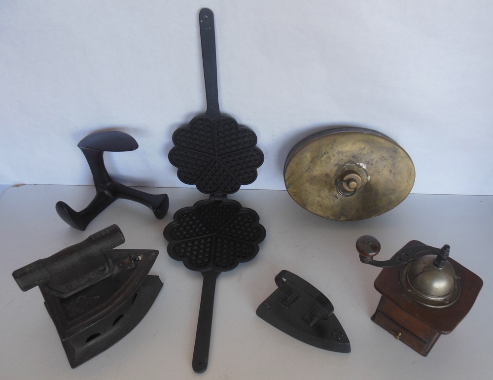 Antik - Waffeleisen, Bügeleisen, Wärmeflasche, Kaffee Mühle, Schuhmacher Werkzeug