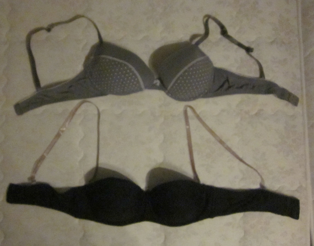 Gr. 85B: 2 BHs + Gr. 40 42: Negligee + Gr. 42: Bikini + 8 Paar Socken 