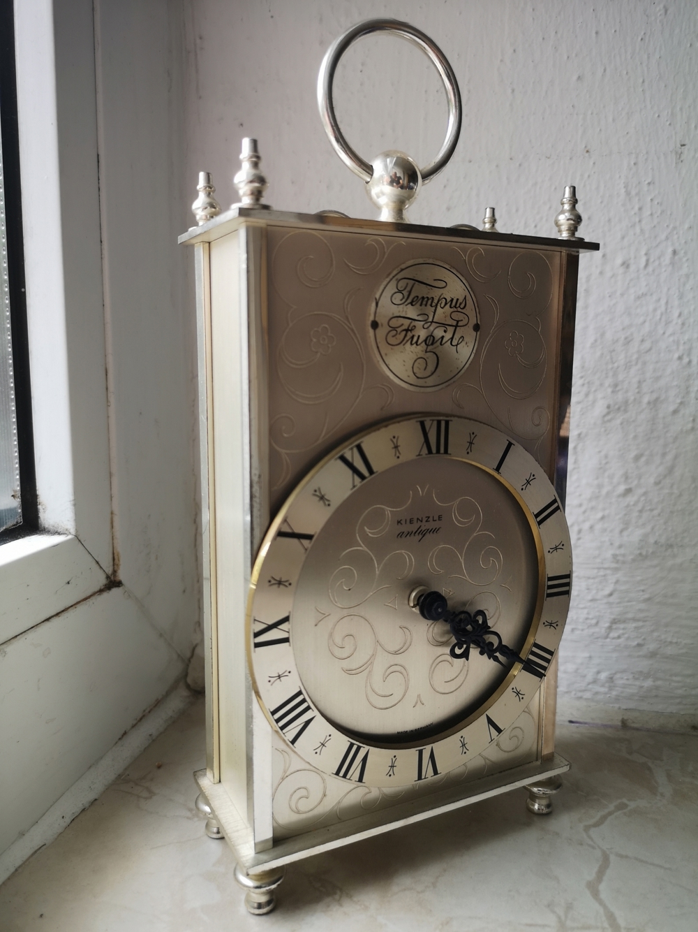 Kienzle Antique Tempus Fugile Kaminuhr Tischuhr Farbe silber