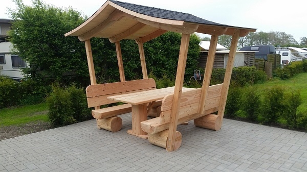 Überdachte Gartenmöbel. Gartenpavilon. Gartenlaube. Krongartmöbel.