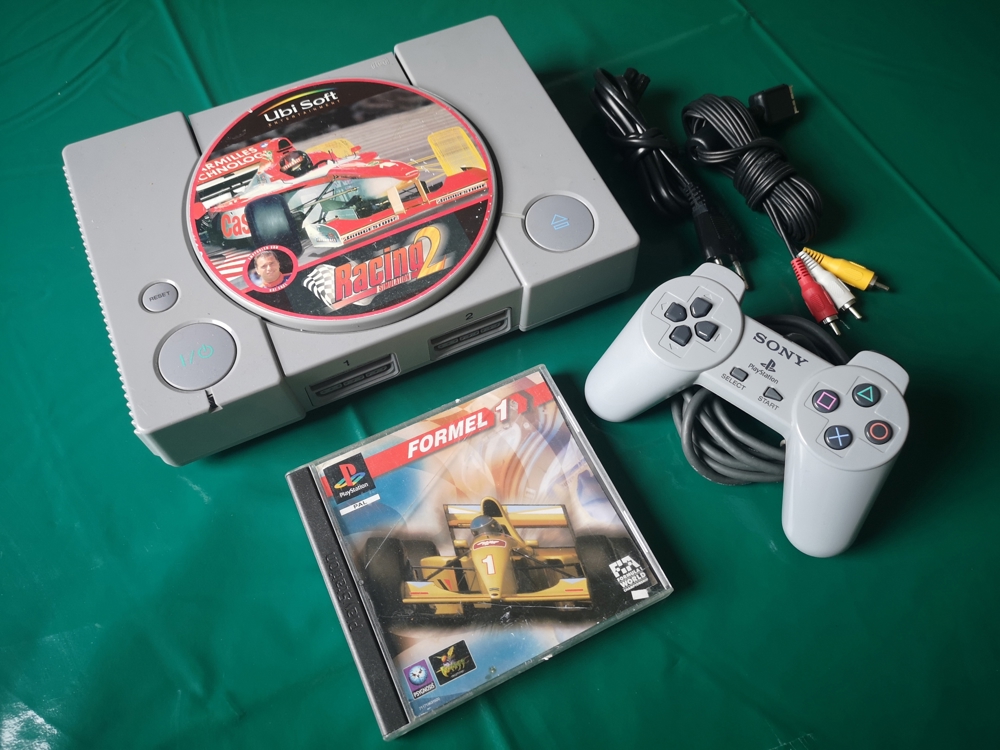 Sony PlayStation 1 mit Originalzubehör und Formel 1 Spiel Sony PlayStation 1 mit Originalzubehör und Formel 1 Spiel