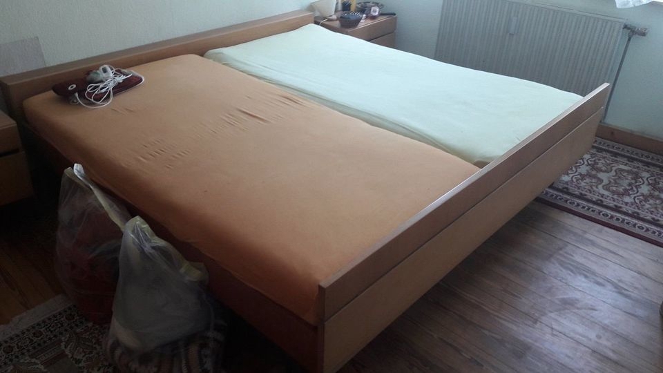 Schlafzimmerschrank und Bett aus den 70er
