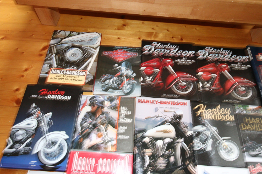 Große Sammlung Harley Davidson Bücher