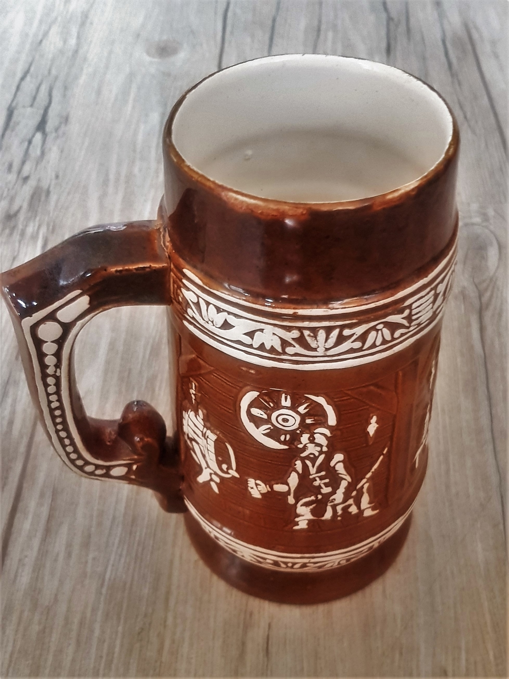 alter Ton-Bierkrug mit Wirtshaus  Bierkeller-Motiv