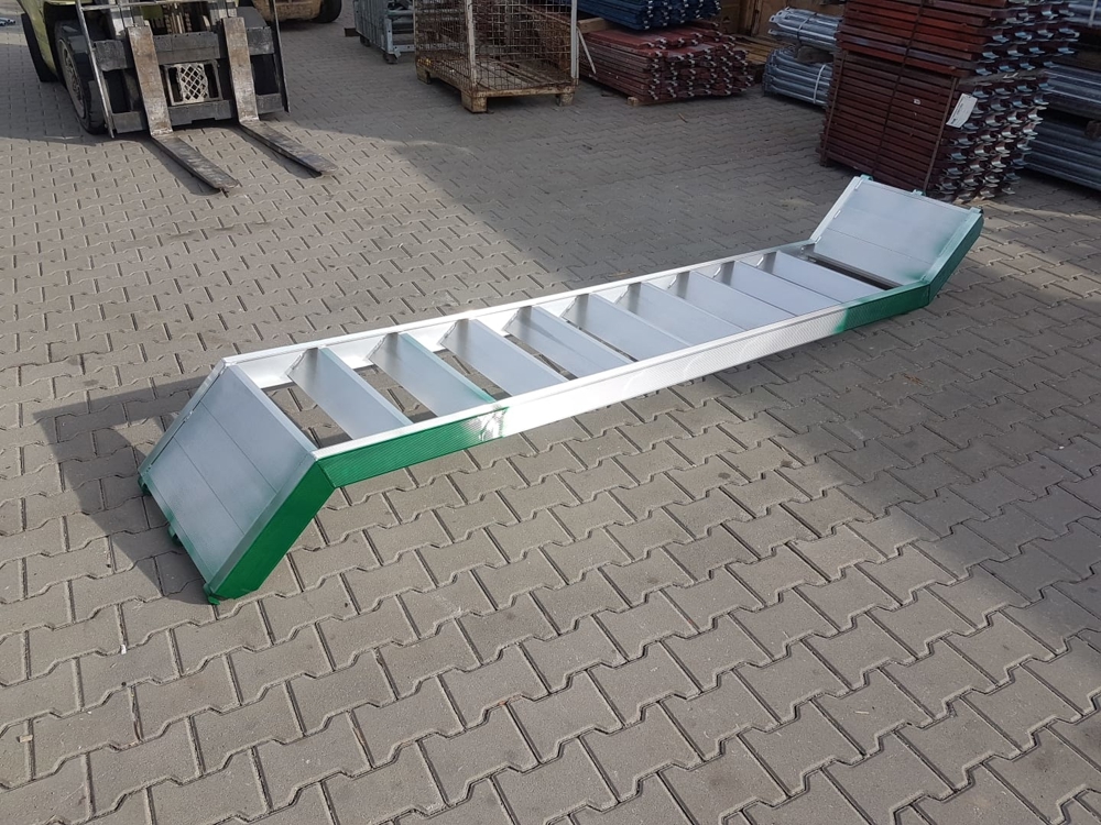Gebrauchtes Gerüst Layher. Alutreppe, Alu Treppe, Podesttreppe