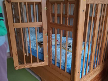 Pflegebett mit hohen Gitter