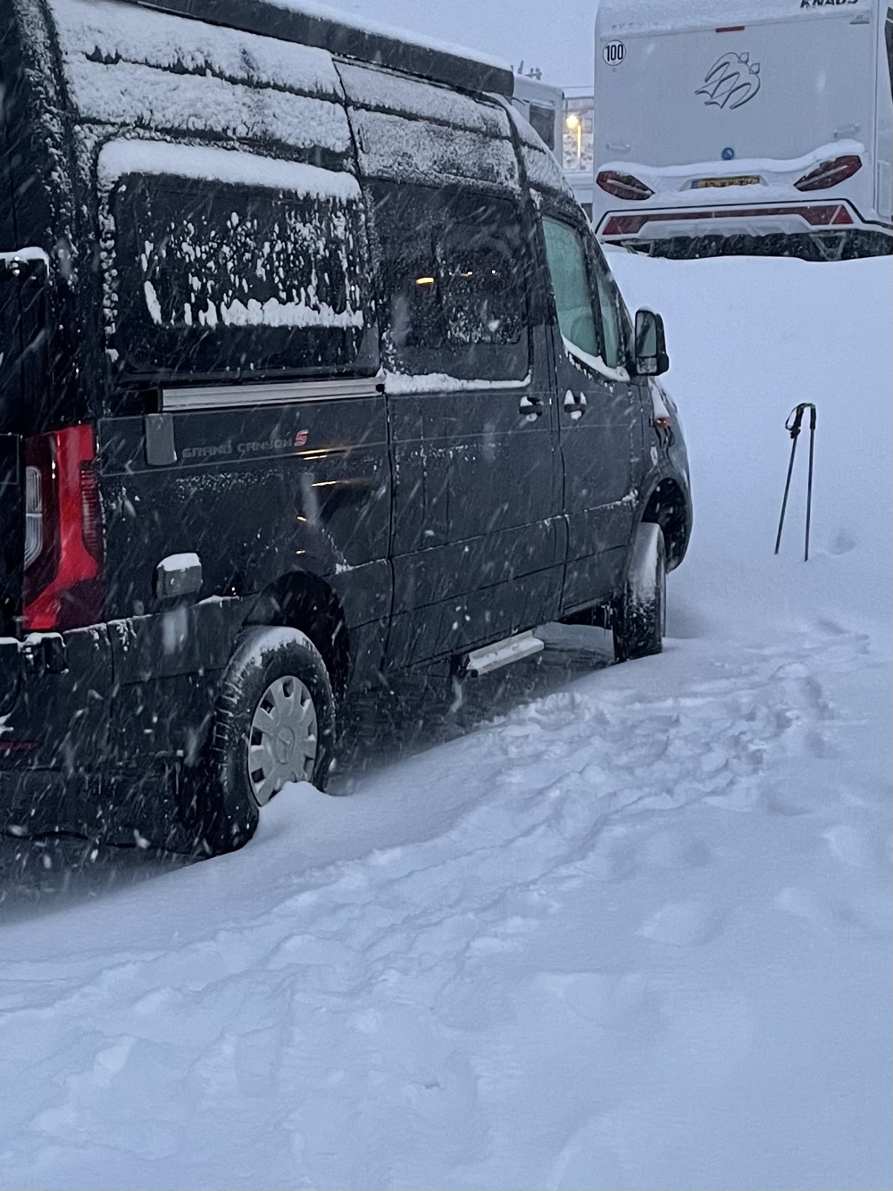 Winterreifen auf Stahlfelge mit Radkappen für Mercedes Sprinter Wohnmobil