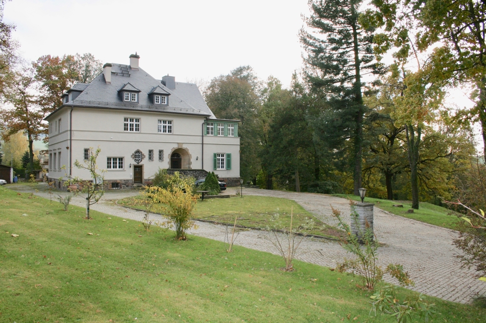 4 Raum Wohnung, repräsentativ in denkmalbeschützter Villa mit altem Baumbestand, Obstwiese