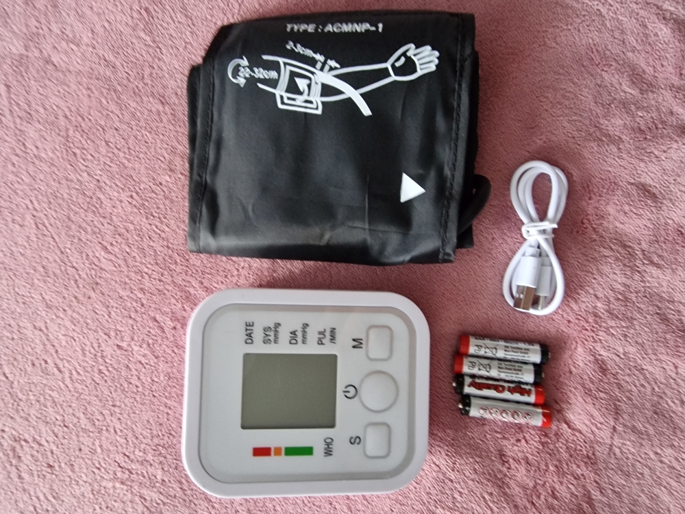 Ein Blutdruck Herz und Kreislauf Messgeraet ( neu ) Kompl. mit Ladekabel und Batterien