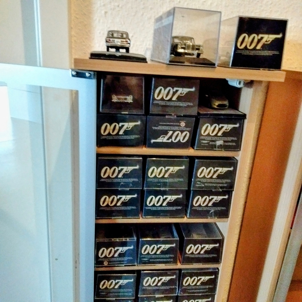 original James Bond auto Colection 007