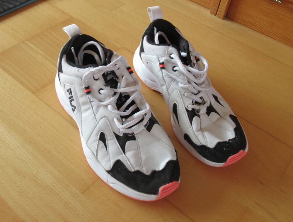 weiß schwarze Damen Turnschuhe von FIla Größe 38 / 39 weiß schwarze Damen Turnschuhe von FIla Größe 38 / 39
