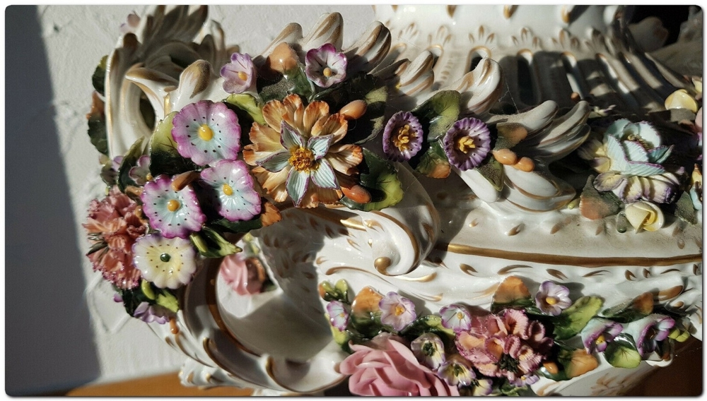 1911 - Porzellan Prunkvase - Potpourri-Vase im Stil des Neorokoko - Goldmedallie