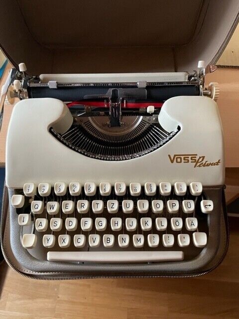 antike Schreibmaschine mit Lederkoffer von Voss