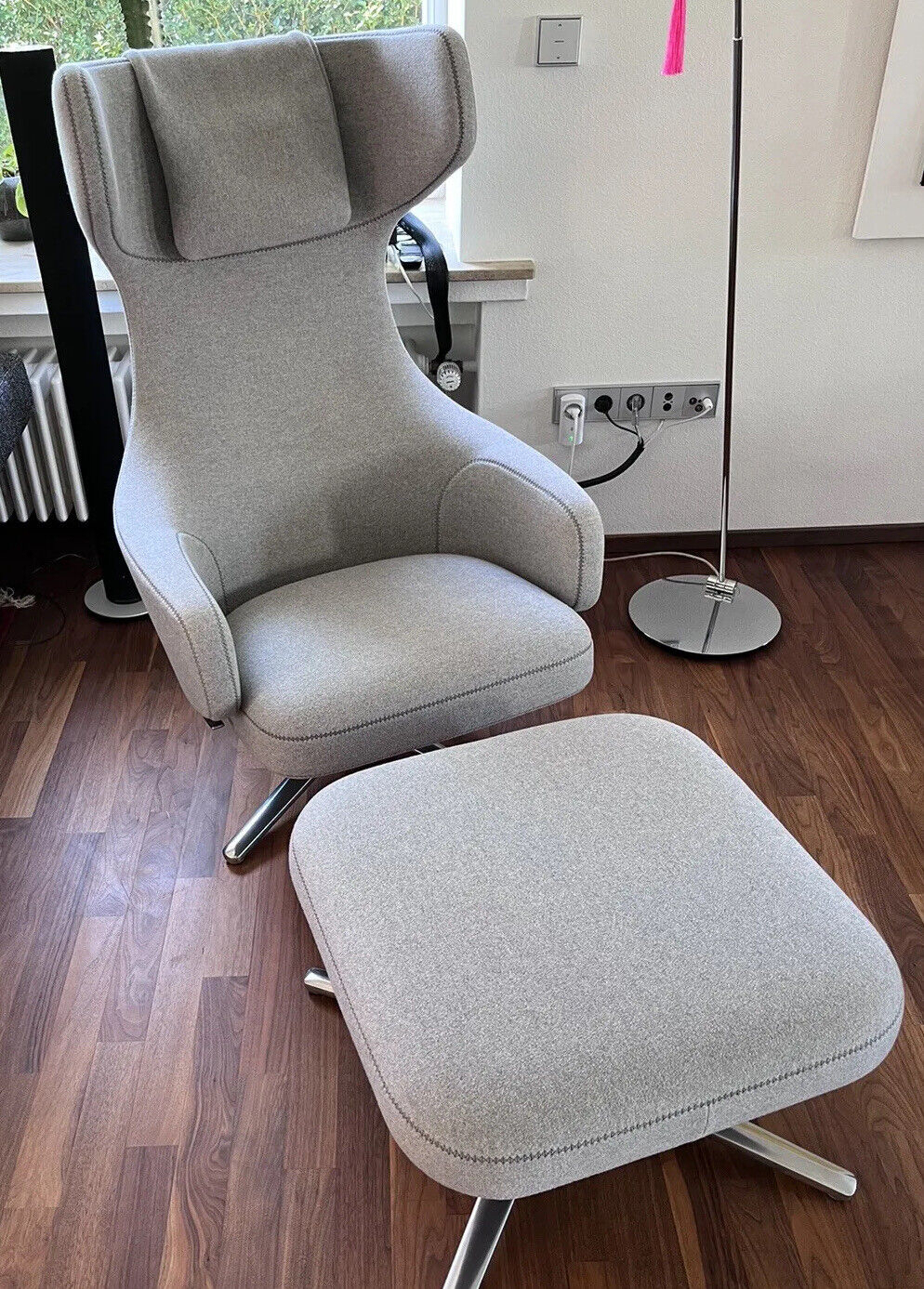 VITRA Grand Repos Lounge Sessel mit Ottomane, kieselgrau