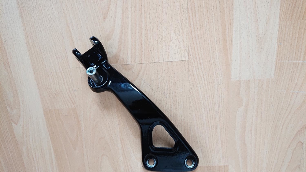 Harley Davidson Softail Street Bob Fußrastenhalter rechts NEU