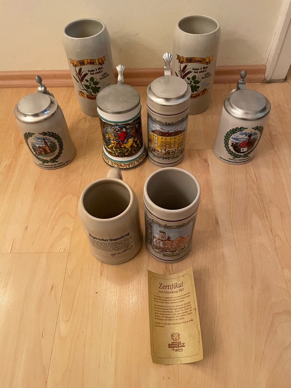 Bierkrüge zT mit Zinndeckel und Zertifikat 