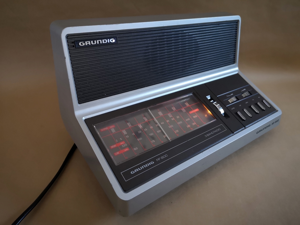 GRUNDIG RF 800 Nostalgisches 3 Band Radio futuristisches Design