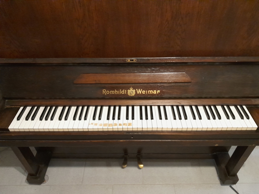 Verschenke Klavier von Romhildt & Weimar