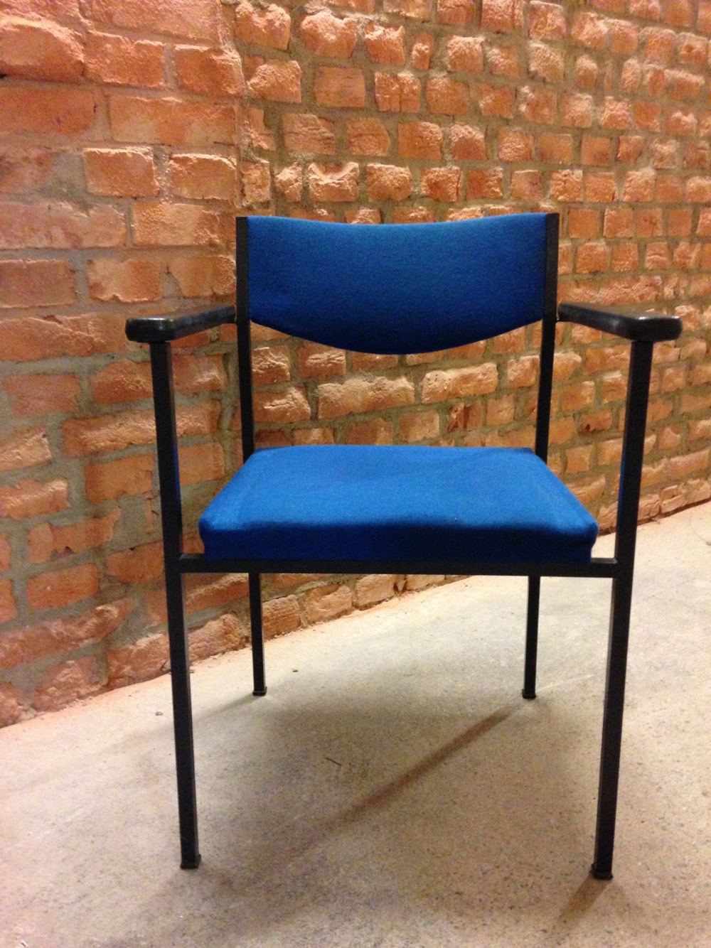 Besprechungsstühle  Vintage (Mid Century): Konferenzstühle  Stapelstühle mit Armlehnen (14 Stück)
