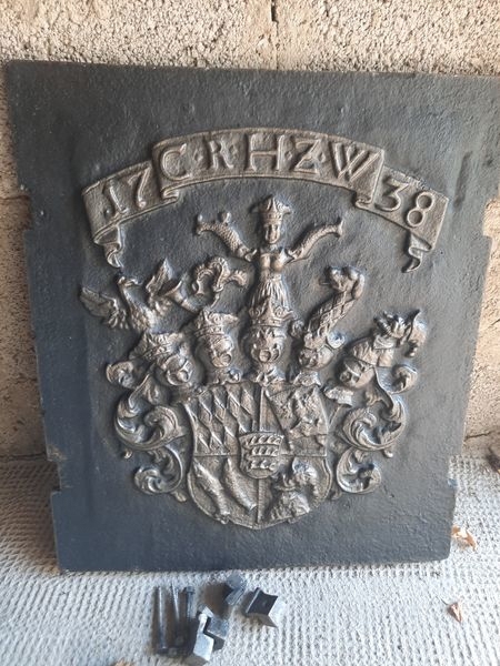 Ofenplatte mit Wappen CRHZW 1738