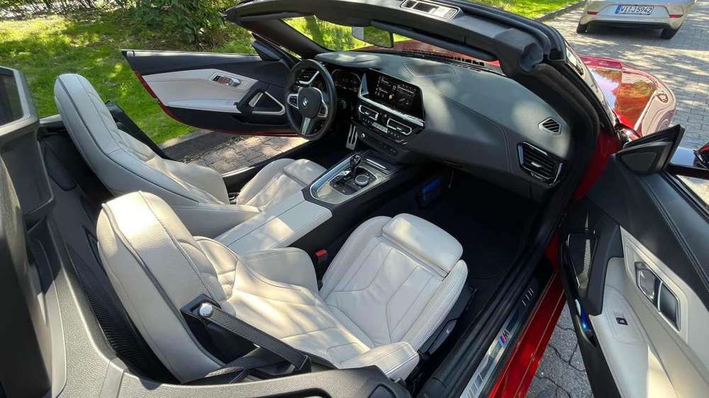 BMW Z4 M-Sportpaket + Fahrwerk + weiße Sitze / 19 Zoll