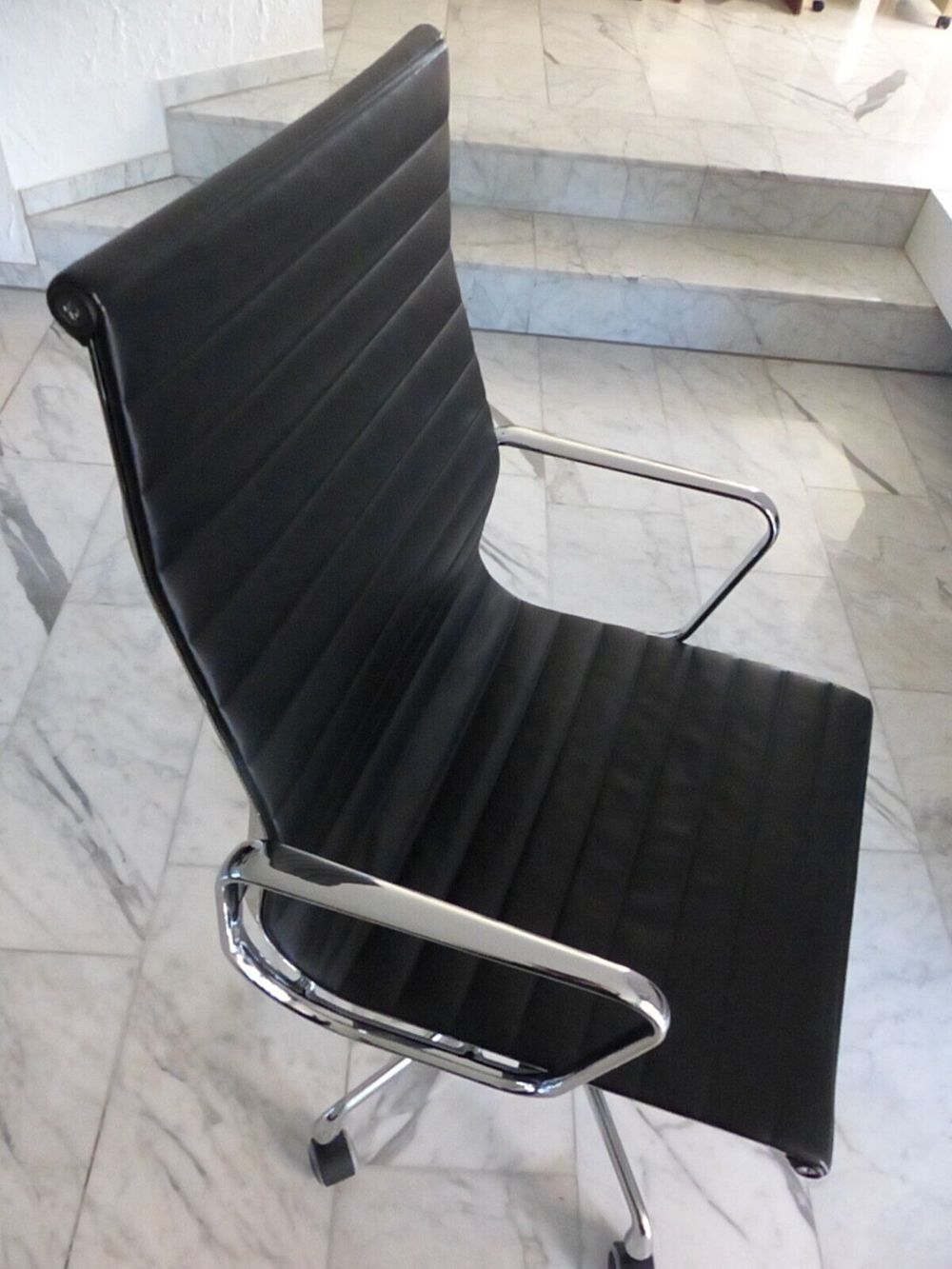 Vitra EA 119 Eames Alu-Chair Bürodrehstuhl, Leder schwarz