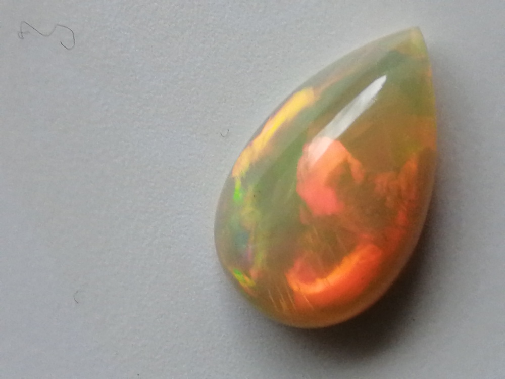 VIVID Crystal Opal mit lebendigem Farbenspiel, 2,90ct, feine Farbqualität, transparent Pear Cabochon