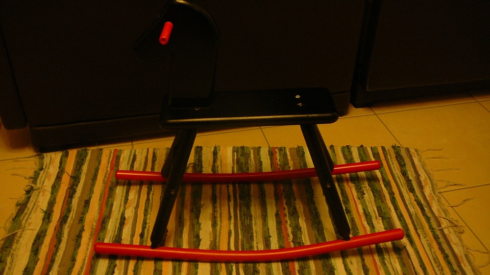 Schwarzes Holz-Schaukelpferd für Kinder