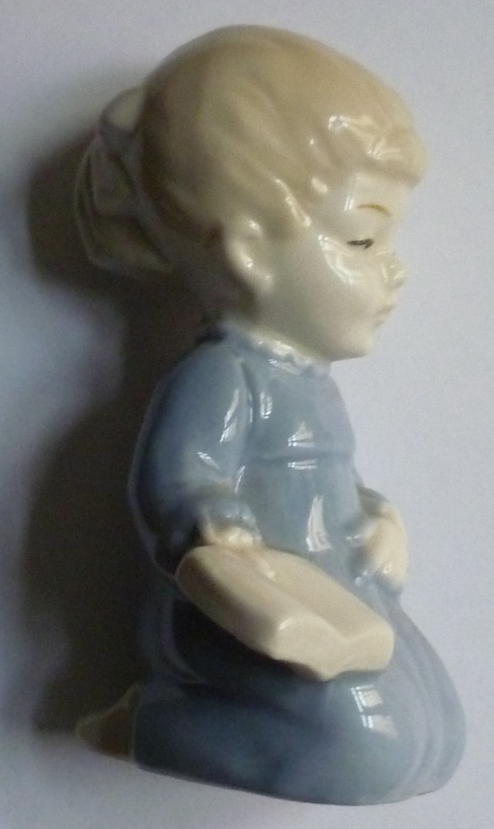 DDR Figur Porzellan Mädchen mit Buch blau weiß ca. 7,8 cm hoch