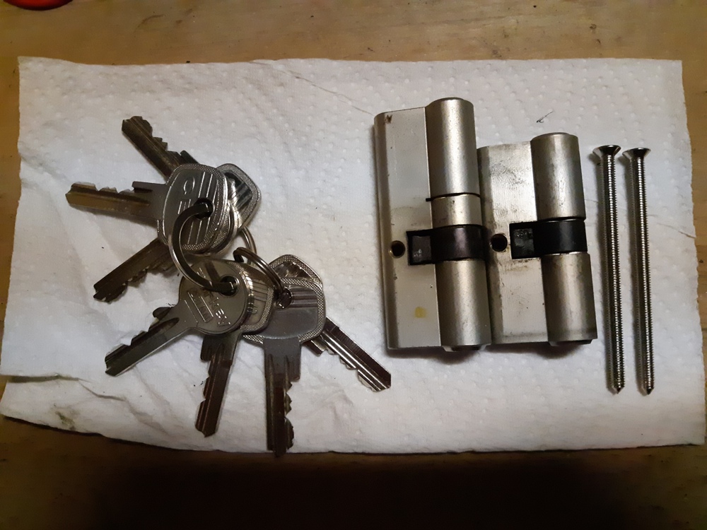 Zwei CES Schließzylinder mit 7 Schlüsseln