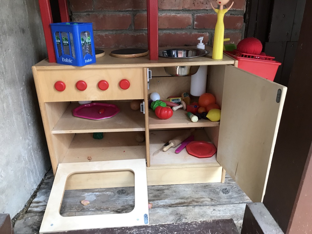 Kinder-   Spielküche aus Holz. 