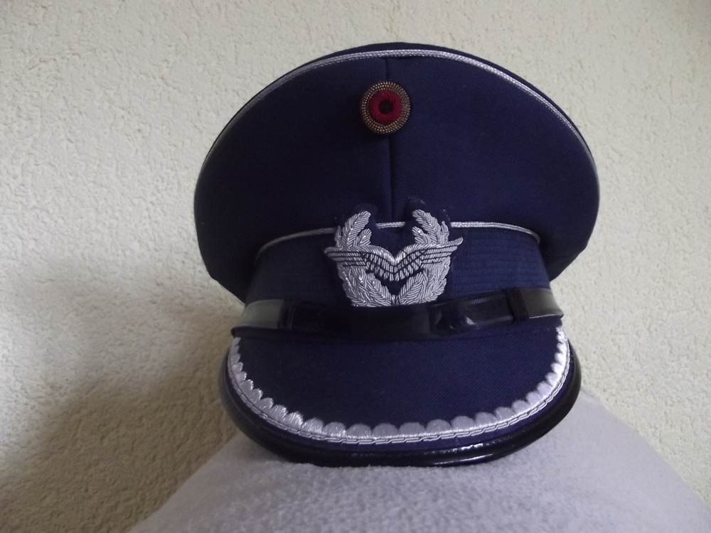 Schirmmütze: Oberleutnant der Luftwaffe Gr.57 78, 38,00 Euro plus Porto