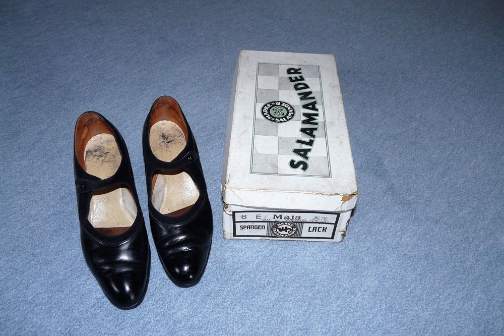 Historische Damen Schuhpaar, Lack Spangenschuhe ca. 1922