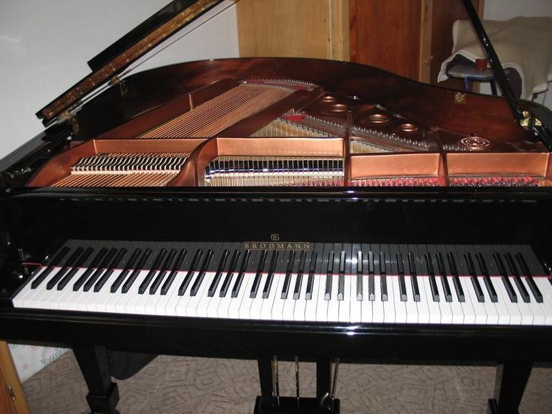 Brodmann Grand Piano PE 150 schwarz poliert, 3 Pedale