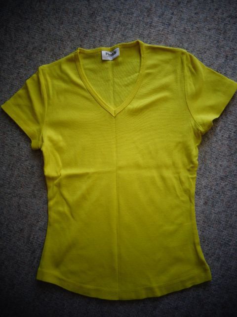 Damenbekleidung Shirt T-Shirt gelb Gr. S bzw. ca. Gr. 36, m. kl. V-Ausschnitt